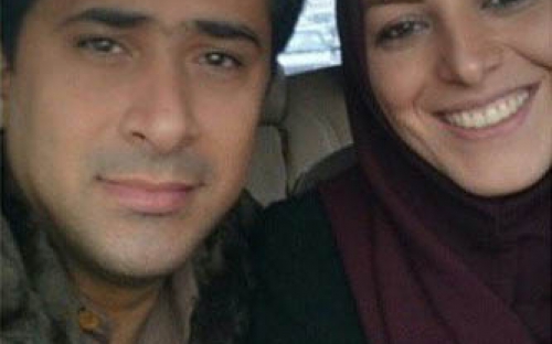 گزارشگر مشهور ورزشی تلویزیون در كنار همسرش
