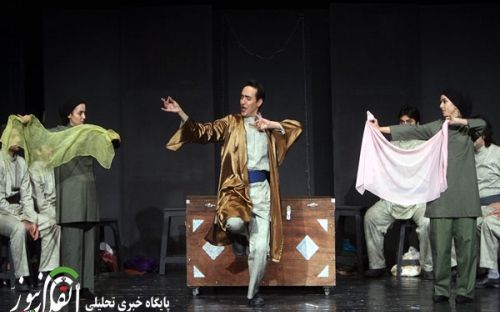 نمایش ضد فرهنگی "صحنه زایمان" در یک تئاتر! +تصاویر