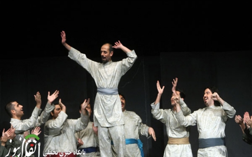 نمایش ضد فرهنگی "صحنه زایمان" در یک تئاتر! +تصاویر
