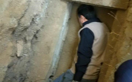 خوابیدن احمدی نژاد در قبر مادرش 