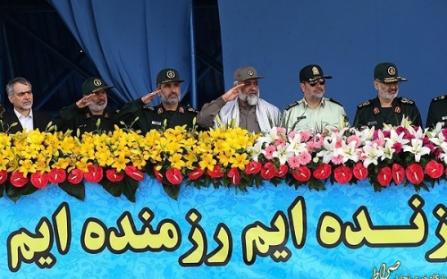 حضور یک لباس شخصی غریبه در رژه ارتش +عکس 