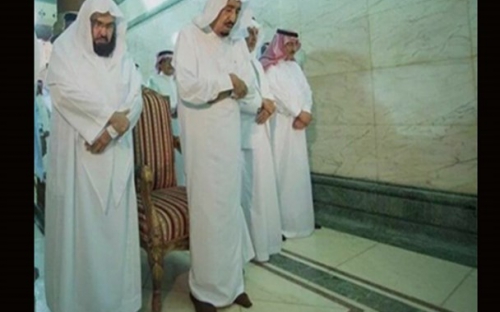 افتضاح ملک سلمان در داخل خانه خدا+عكس 