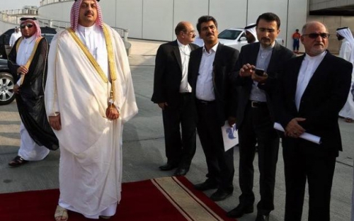 استقبال از ظریف با دمپایی ! + عکس