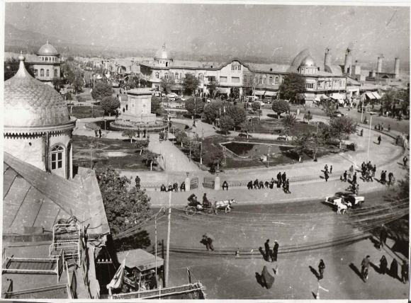 قدیمی ترین عکس از بالا میدان امام و تردد کالسکه در همدان