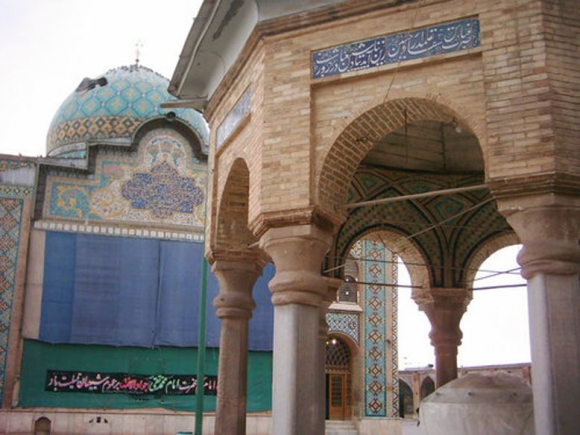 امام زاده شاهزاده حسین عموی امام زمان (عج) در پشت بانک ملی میدان مرکزی شهر همدان