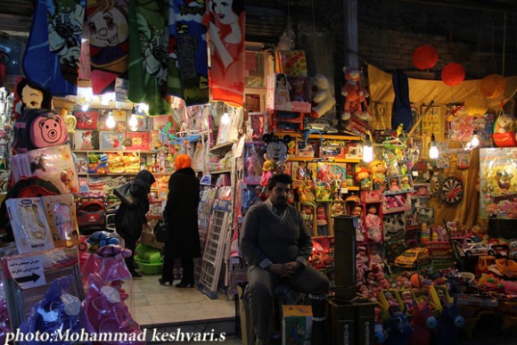 نمایی از بازار شب عید در همدان