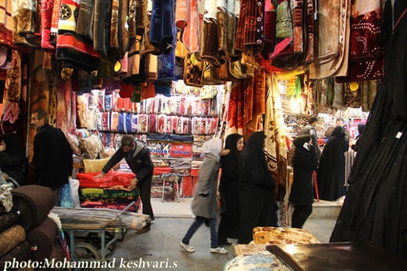 نمایی از بازار شب عید در همدان