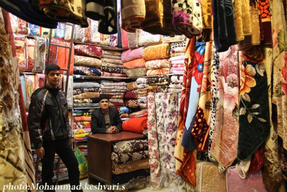 نمایی از بازار شب عید در همدان