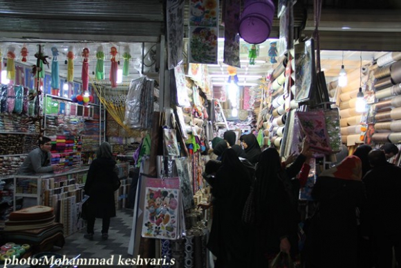 نمایی از بازار شب عید در همدان