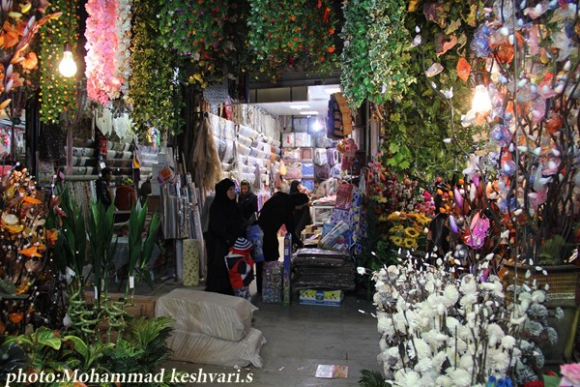 نمایی از بازار شب عید در همدان