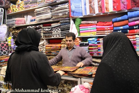 نمایی از بازار شب عید در همدان