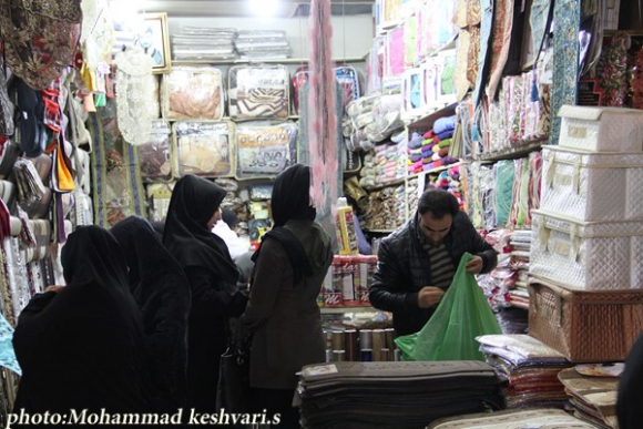 نمایی از بازار شب عید در همدان