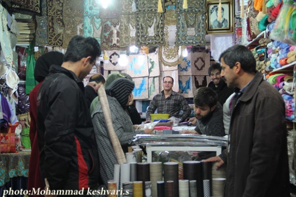 نمایی از بازار شب عید در همدان