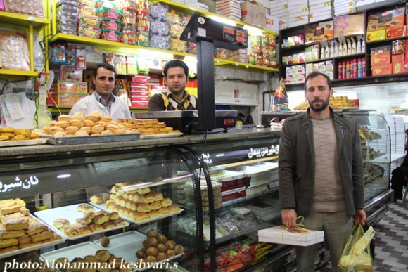 نمایی از بازار شب عید در همدان