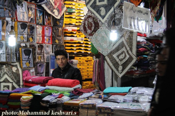 نمایی از بازار شب عید در همدان