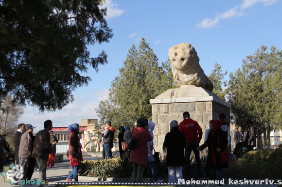 مجسمه شیرسنگی به دستور اسکندر به مناسبت یادبود سردار معروفش هنایشیون  ساخته شده 