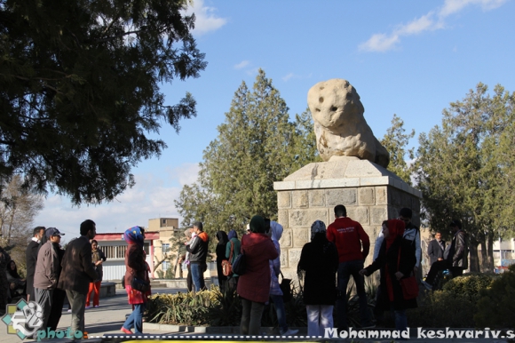 مجسمه شیرسنگی به دستور اسکندر به مناسبت یادبود سردار معروفش هنایشیون  ساخته شده 