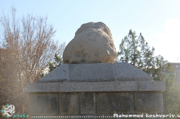 مجسمه شیرسنگی به دستور اسکندر به مناسبت یادبود سردار معروفش هنایشیون  ساخته شده 
