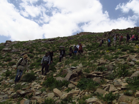 کوهپیمایی جمعی از مسئولان استان همدان به بهانه کمک به کودکان سرطانی