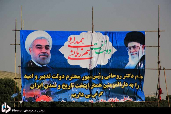 بنر های استقبال از رئیس جمهور با وزش شدید باد در هم گسیخت