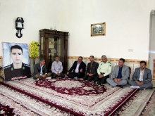 دیدار مسئولان نهاوند با خانواده شهید مبارزه با مواد مخدر 