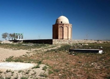 کم‌توجهی مسئولان به بقعه برادر امام رضا(ع) در رزن