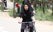  مدگرایی تا کجا؟/ پسران ابرو برداشته و دختران بی روسری!