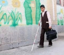 رفتارمتناقض مسئولان با یک جوان کم بینای ملایری