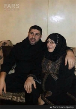محافظ معروف در کنار مادرش