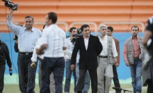 گزارشگر مشهور ورزشی تلویزیون در كنار همسرش