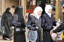 حضور دختران سعودی در داربی جده با پوشش مردانه 