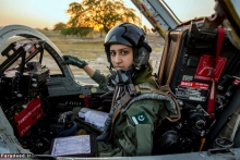 اولین زن با حجاب پاکستانی خلبان جنگنده شد +تصاویر 