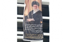 نصب بنر رهبری جلوی چشم سعودی ها 