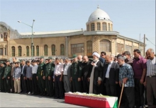جانباز شهیدحاج علی‌اکبر مختاران درکنارفرزندشهیدش آرام گرفت