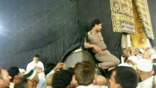 هتک حرمت خانه کعبه توسط مامور سعودی +عکس 