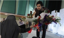 از اهدای شاخه گل خانواده شهدا به حامد زمانی تا تقدیر از امیر ادبیات انقلاب