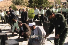 غبار روبی گلزار شهدای تویسرکان توسط سبزپوشان نیروی انتظامی