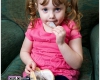 دختربچه ای که فرش و موکت می‌خورد! +تصاویر